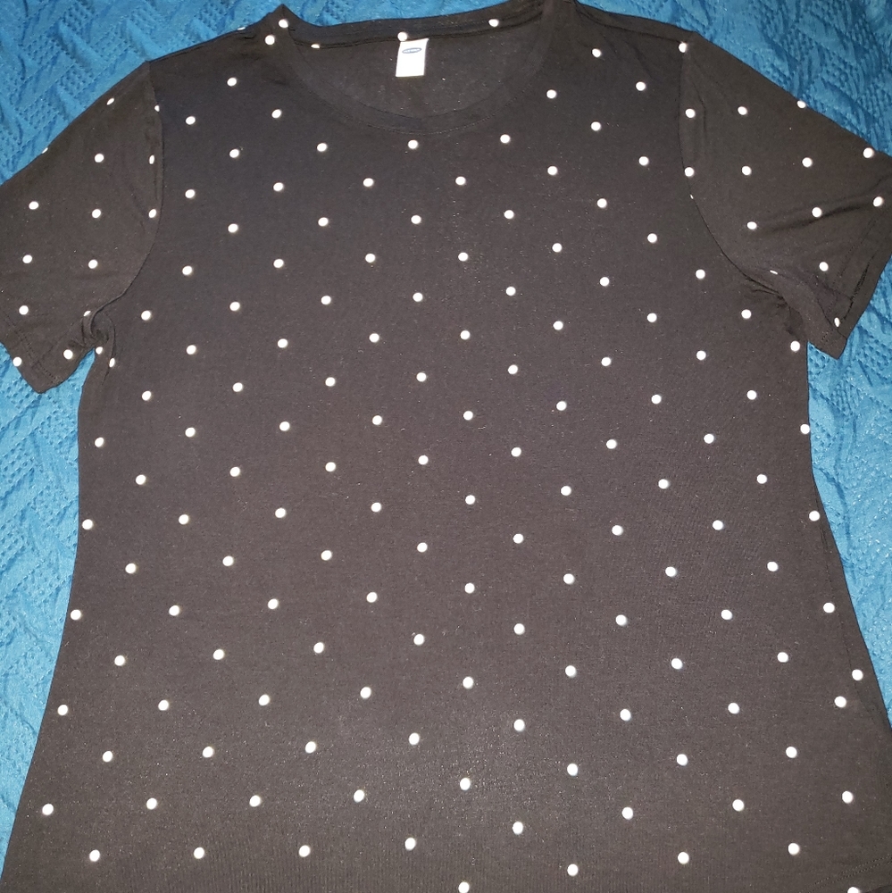 Black-and-white polka dots tee